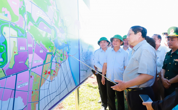 Thủ tướng Chính phủ Phạm Minh Chính khảo sát quy hoạch Cảng nước sâu Cửa Lò trong chuyến thăm và làm việc tại tỉnh mới đây -  ảnh: Thành Duy